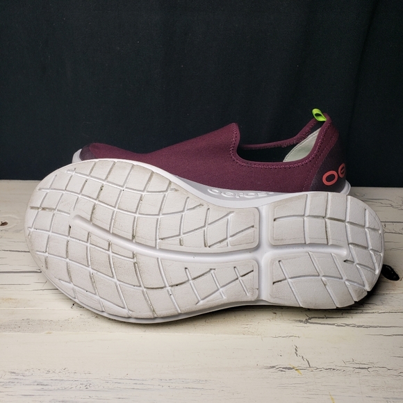 OOFOS OOmg eeZeeLow Sneakers in Burgundy - Women's size 9.5 - Picture 9 of 13